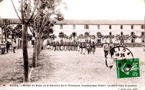 BLIDA - CASERNE TIRAILLEURS - DEFILE - 1915